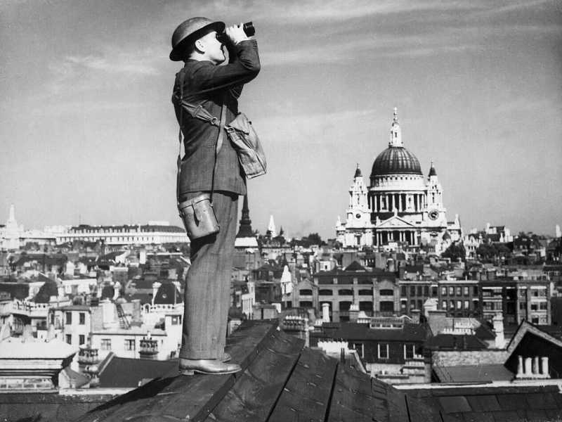 Una vedetta scruta i cieli sul tetto di un edificio a Londra (foto Wikipedia)