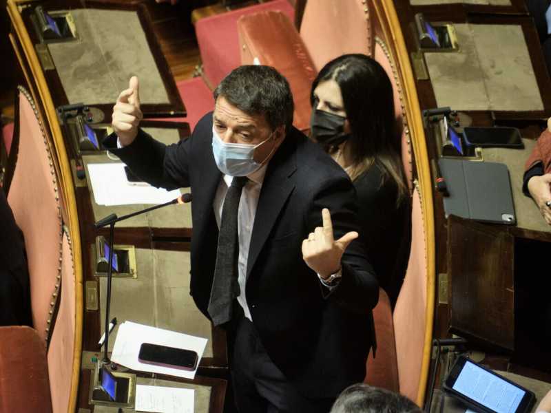 Convincere chi dubita del vaccino. Le ragioni di Renzi e i pericoli per l’Italia