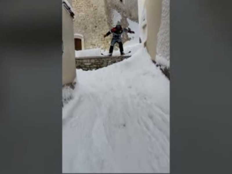 Piste chiuse? Si scia tra le strade del paese