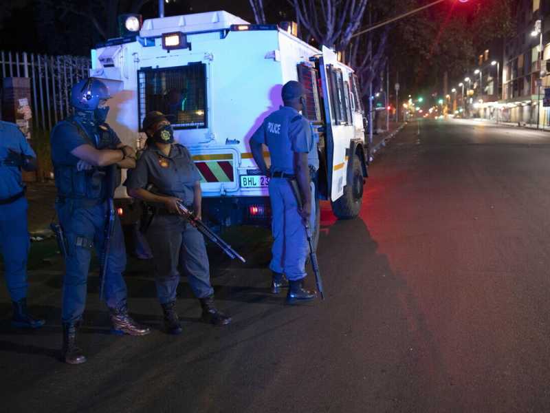Operazioni di polizia per rinforzare il livello di 3 di lockdown nazionale a Hillbrow, Johannesburg, la notte di Capodanno 2021 (foto: EPA/Kim Ludbrook via Ansa)