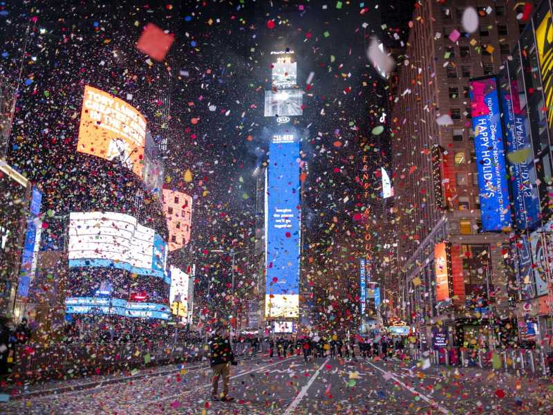 festeggiamenti per il nuovo anno a New York (foto Ap)