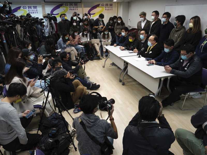 I membri del partito pro-democratico durante una conferenza stampa a Hong Kong mercoled&igrave; 6 gennaio 2021 (AP Photo/Vincent Yu)