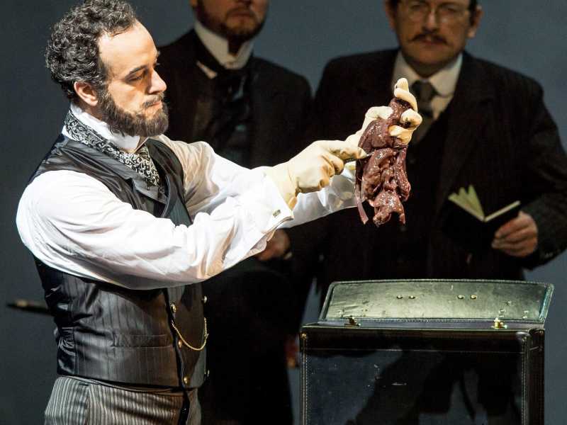 Il baritono austriaco Adrian Eroed &egrave; Shylock, nel Mercante di Venezia andato in scena al Brengenz Festival 2013 (foto: EPA/Dietmar Stiplovsek via Ansa)