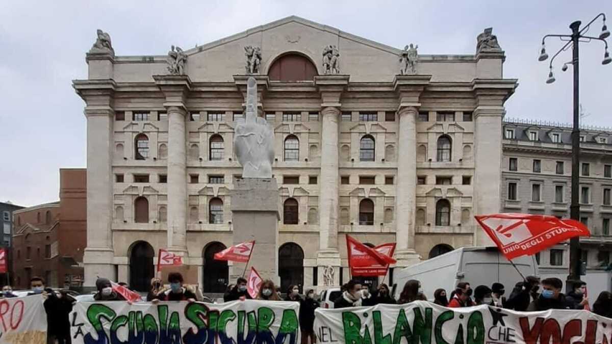 Immagine di La protesta di "Priorità alla scuola" contro i cancelli chiusi