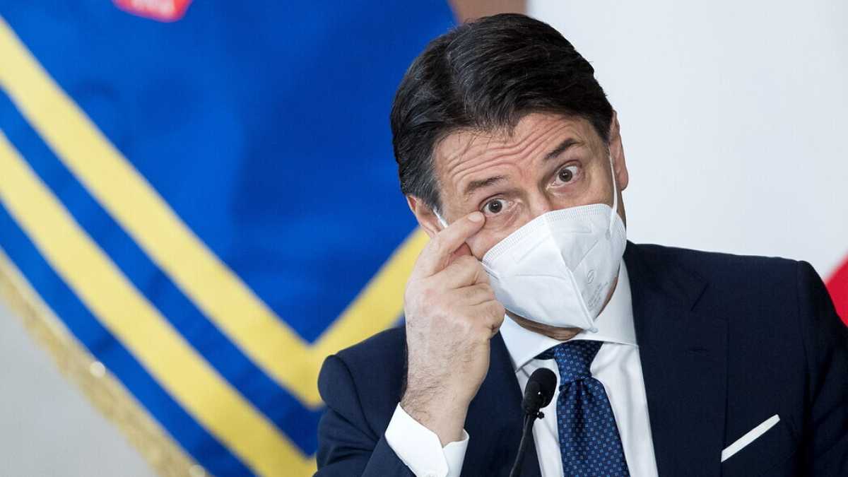 Immagine di Conte offre a Renzi il rimpasto. "Ma non mi dimetto"