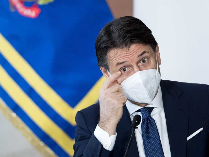Conte offre a Renzi il rimpasto. "Ma non mi dimetto"