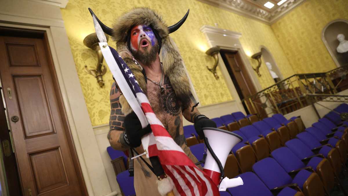 Immagine di Il vichingo di Capitol Hill è la nemesi dell'America First
