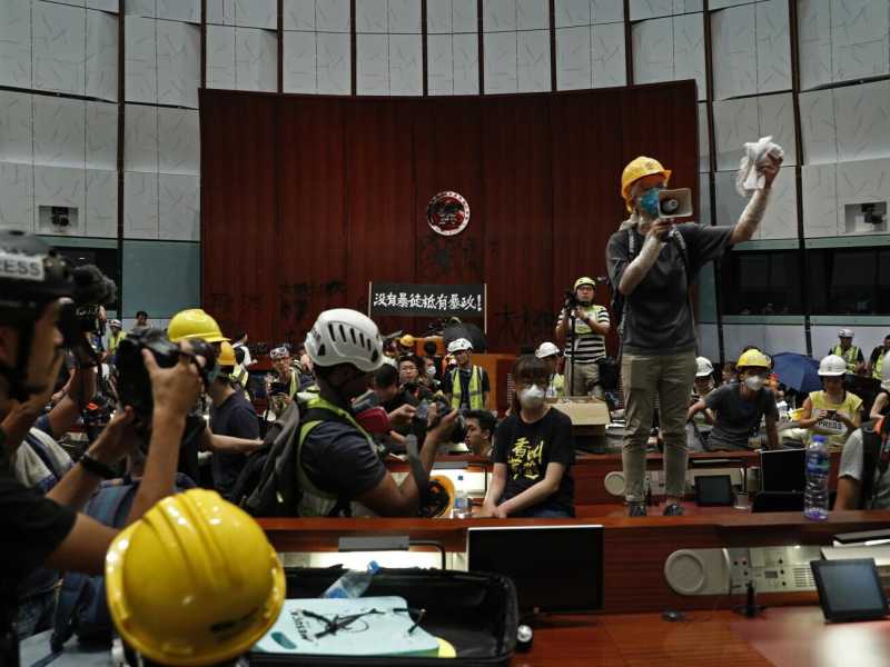 Il 1 luglio del 2019 i manifestanti di Hong Kong sono entrati nel Parlamentino locale (foto Ap,&nbsp;Vincent Yu)