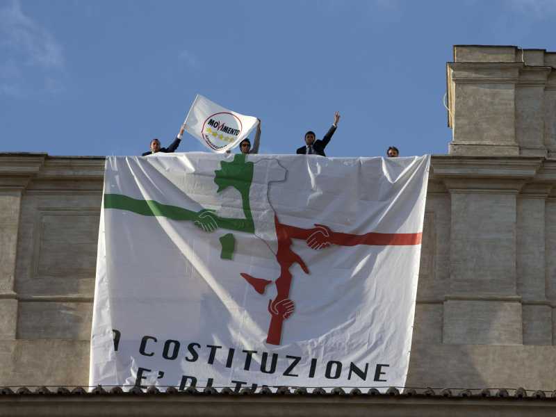 Lo striscione che i deputati del Movimento cinque stelle hanno srotolato sul tetto di Palazzo Montecitorio, Roma, 6 settembre 2013 (foto Ansa)