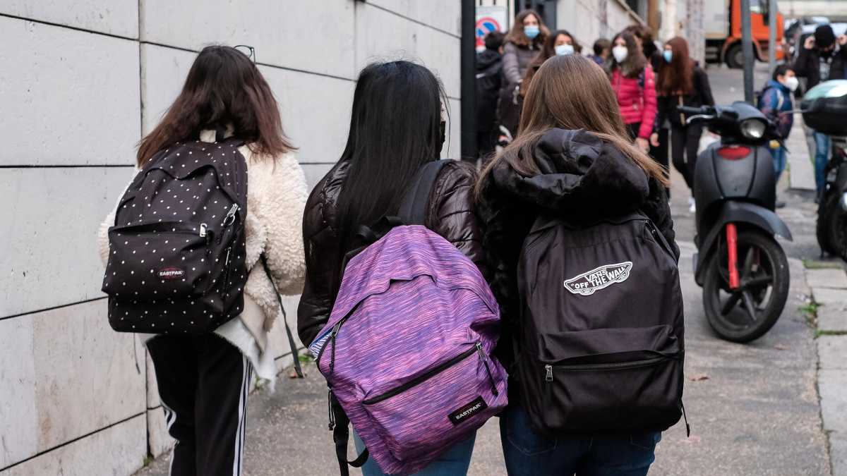 Immagine di La scuola lavora (da mesi)