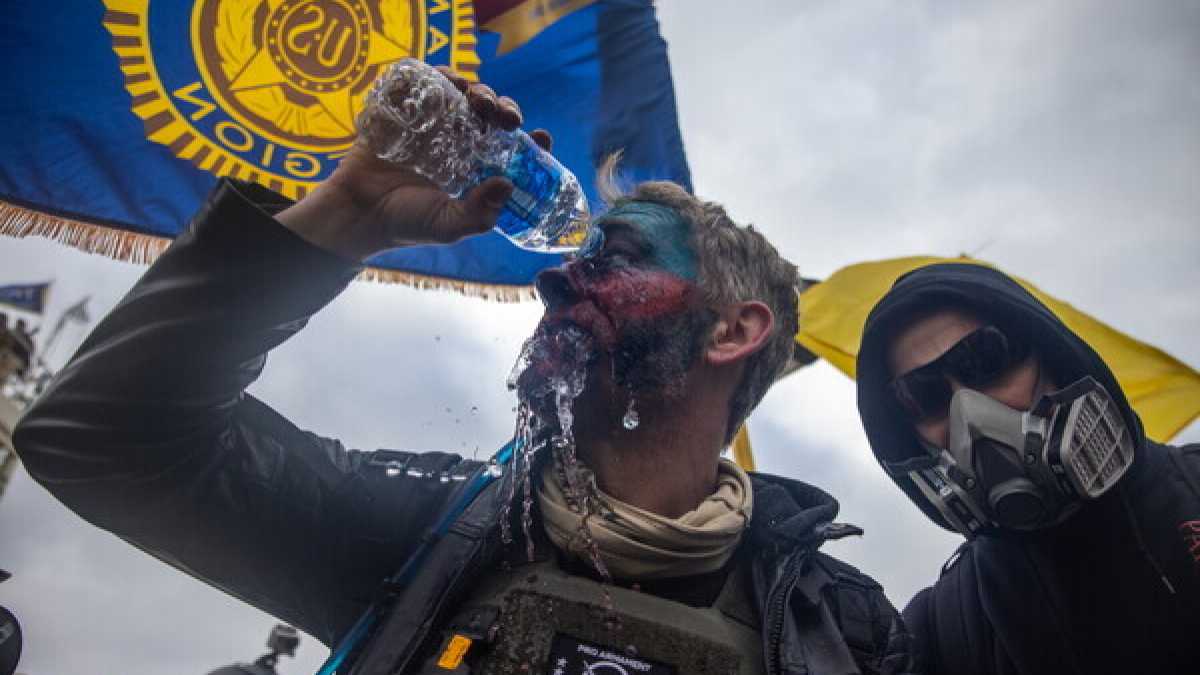 Immagine di "Io, fotoreporter, nella furia di Capitol Hill. Una granata mi ha ferito alla gamba"