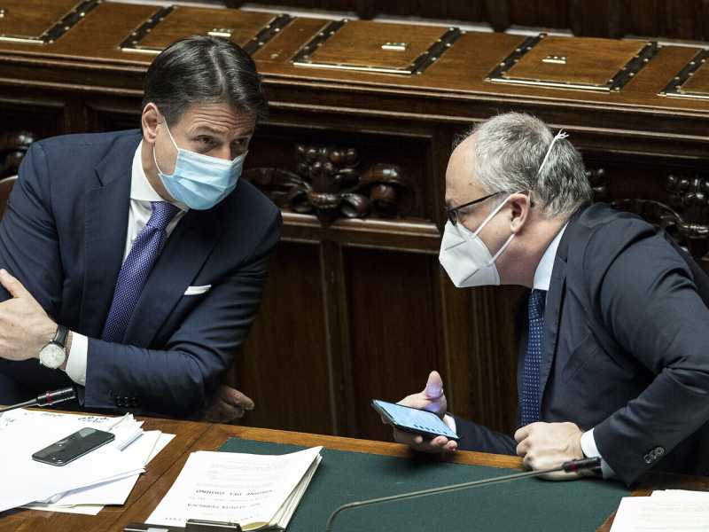 Il premier Giuseppe Conte e Roberto Gualtieri, ministro dell'Economia (foto LaPresse)