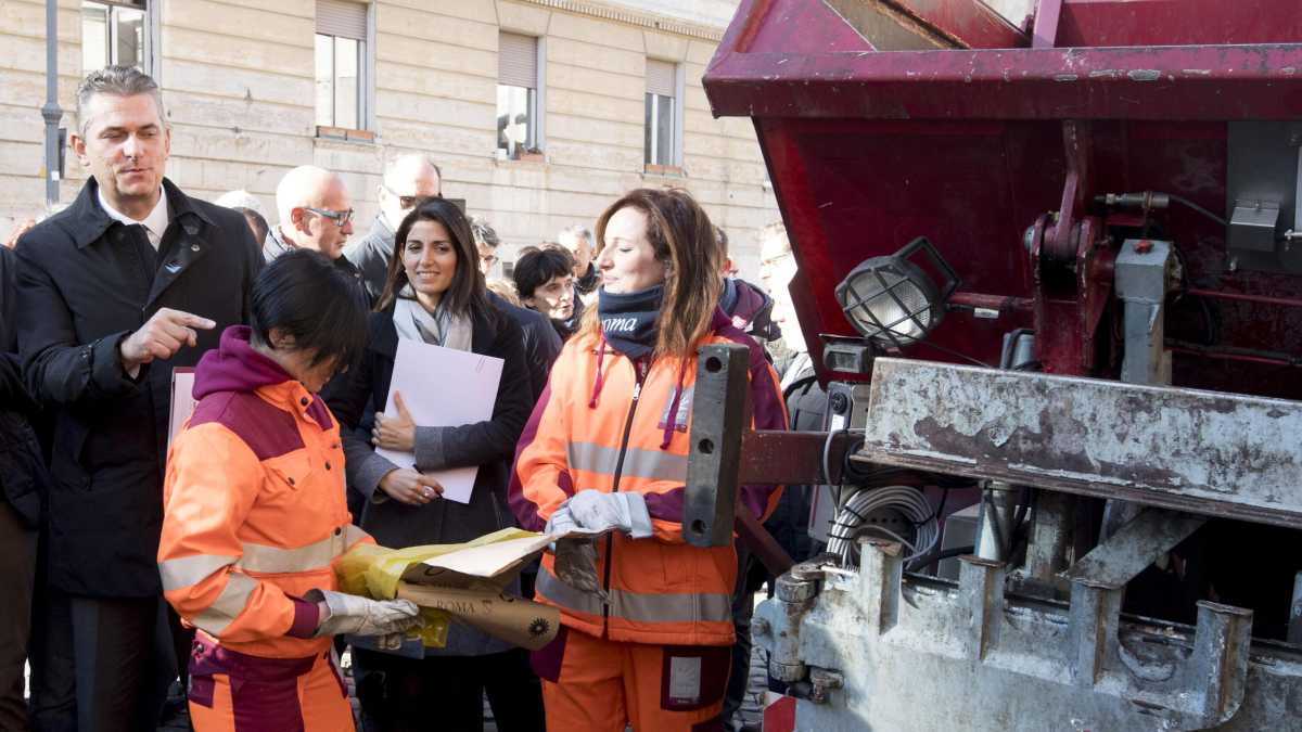 Immagine di Roma è sporca? Raggi lancia gli "ispettori ambientali": multe fino a 500 euro