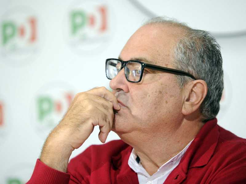 Citofonare Bettini, una giornata intorno alla casa da dove passa la crisi