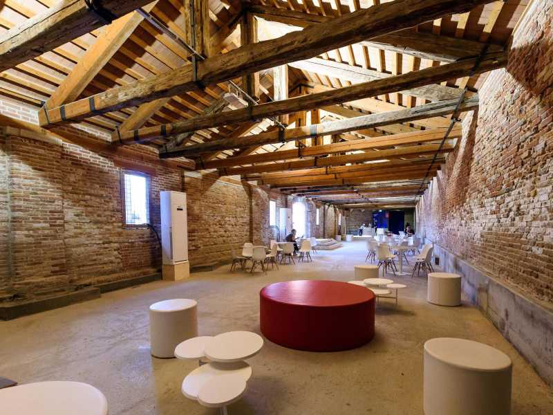 Gli interni del Lazzaretto Vecchio di Venezia, l'isola lagunare che dal  1423 fu adibita a centro di quarantena: oggi, ristrutturata, ospita gli  eventi della Biennale (foto: Ansa/Claudio Onorati)