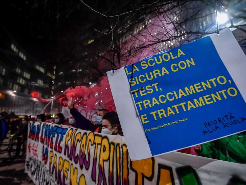 La serie che la Rai non ha fatto. Il poco che il governo fa per la scuola