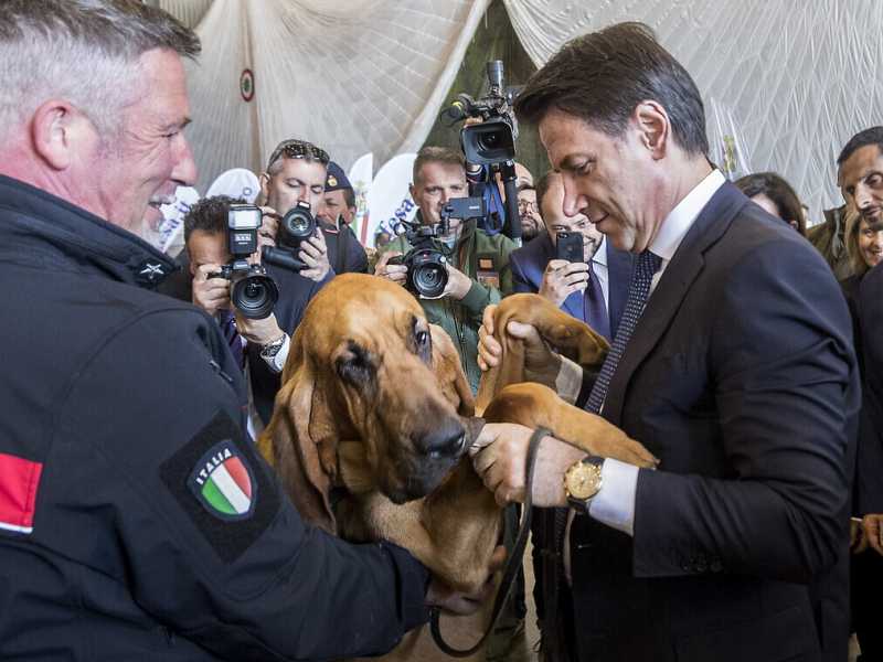 Nella foto il presidente del Consiglio Giuseppe Conte con un cane dei Carabinieri, nel maggio del 2019, cioè prima dell’emergenza Covid (foto Roberto Monaldo/LaPresse)
