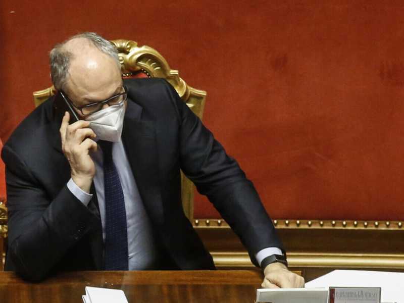 Cosa prevede il nuovo decreto Ristori, appeso alla crisi di governo