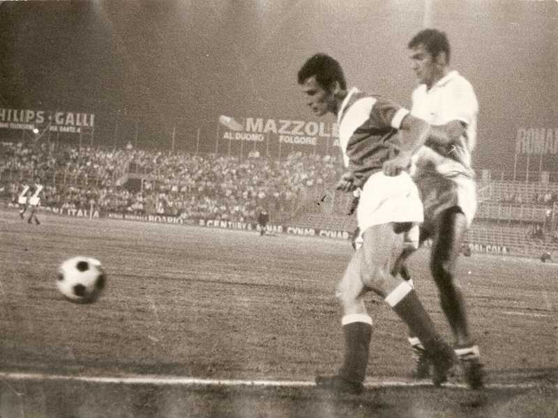 Fabio Enzo (in maglia bianca) affronta Bernardino Busi in un Brescia-Roma del 1969-1970 (foto Wikimedia commons)<br />