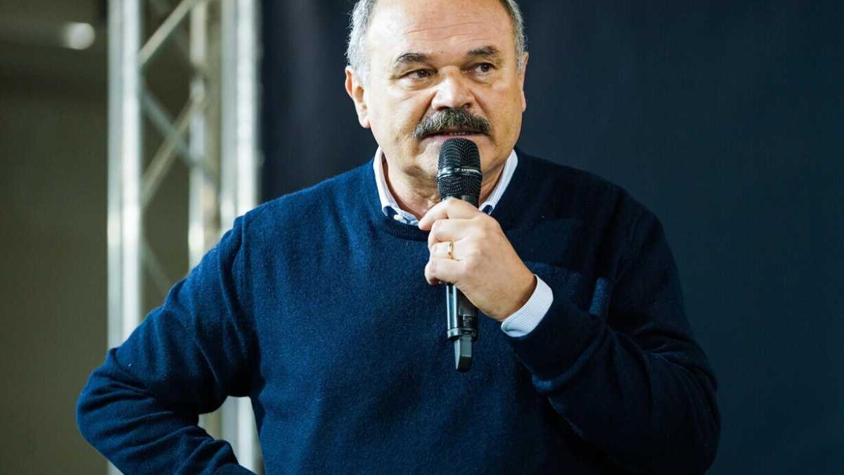 Immagine di "I politici autoreferenziali producono imprenditori depressi", dice Farinetti