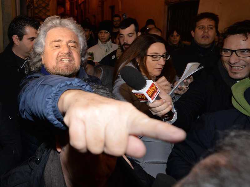 Beppe Grillo arriva al Teatro Ariston prima dell'inizio della prima  serata del Festival di Sanremo, 18 febbraio 2014.     ANSA/ETTORE  FERRARI