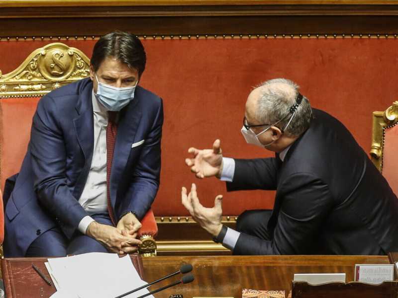  Il premier Giuseppe Conte e il ministro dell'Economia Roberto Gualtieri (foto Ansa)