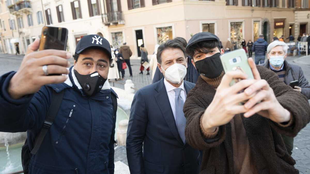 Immagine di Conte nel labirinto: "Renzi vuole la mia testa". E ora non sa quanto fidarsi di Pd e M5s
