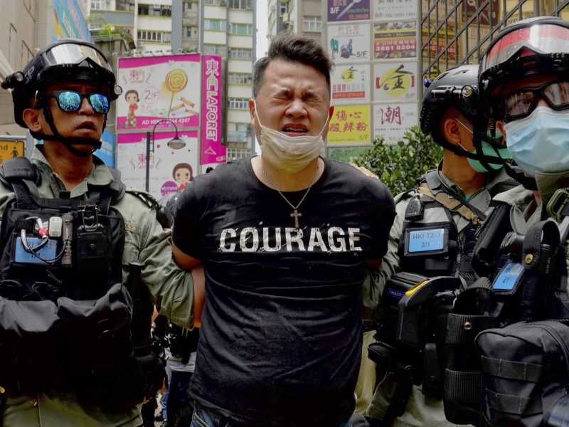 L'arresto di un manifestante ad Hong Kong durante le proteste del luglio scorso (foto LaPresse)