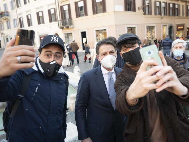 Conte nel labirinto: "Renzi vuole la mia testa". E ora non sa quanto fidarsi di Pd e M5s