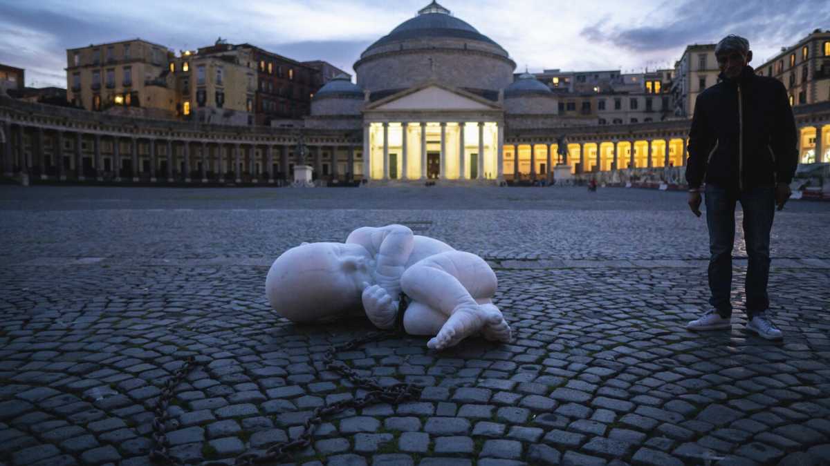 La statua Look Down dell'artista Jago del valore di un milione di euro abbandonata in Piazza Plebiscito (LaPresse)&nbsp;<br />