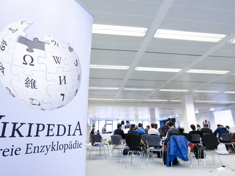 Vent'anni di Wikipedia, l'enciclopedia online che ci ha aiutati e omologati