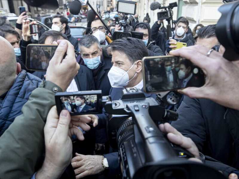 Il premier Giuseppe Conte davanti a Palazzo Chigi (foto Ansa)