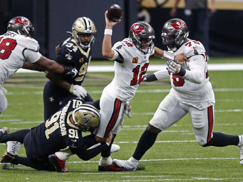 Tom Brady placcato durante una partita contro i New Orleans Saints lo scorso settembre (foto LaPresse) <br />
