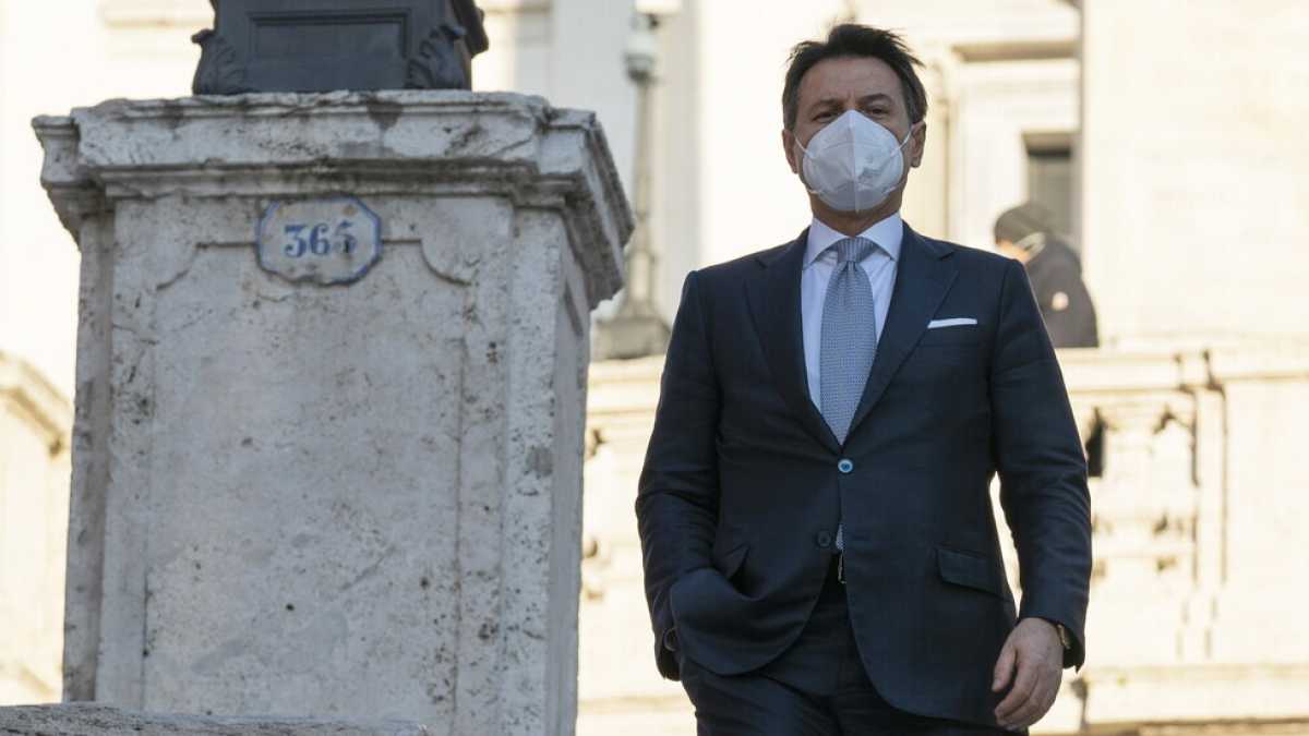 Immagine di Giuseppe Conte (il poeta) a Conte (il premier): "Per il suo discorso serve Walt Whitman"