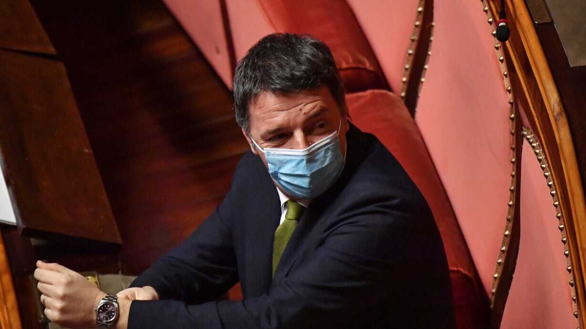 Immagine di L'estremo azzardo di Renzi: non risponde alla prima chiama, poi si astiene