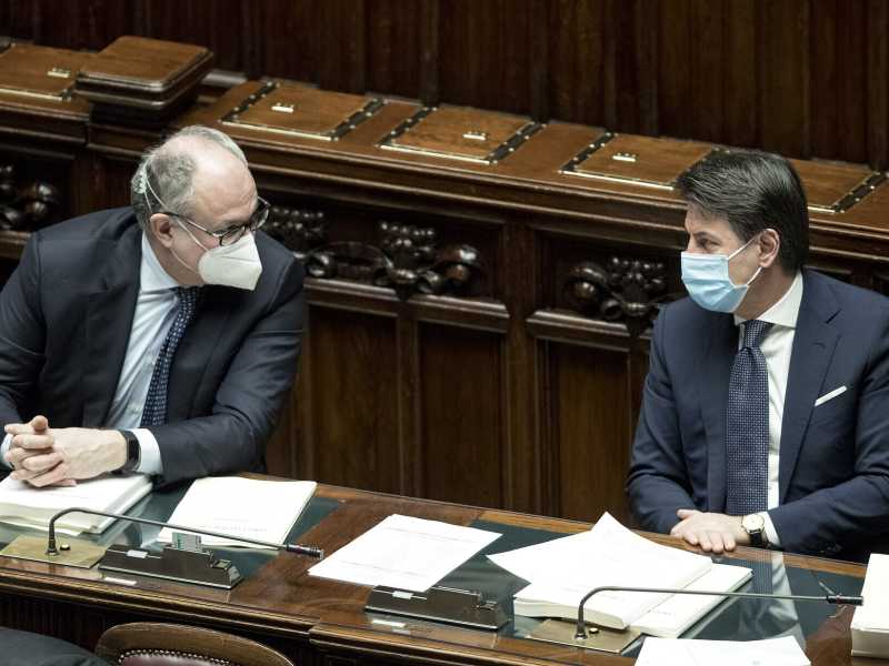 Il ministro dell'Economia Roberto Gualtieri e il premier Giuseppe Conte (foto LaPresse)