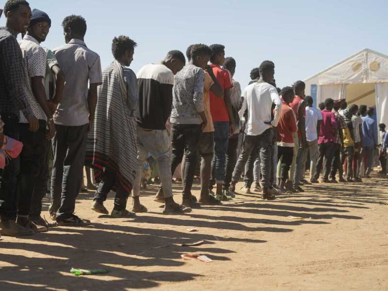 Rifugiati etiopi della regione del Tigr&egrave; in fila per i soccorsi al campo  profughi di Um Rakuba, a 80 km dal confine con il Sudan (EPA/ALA KHEIR)