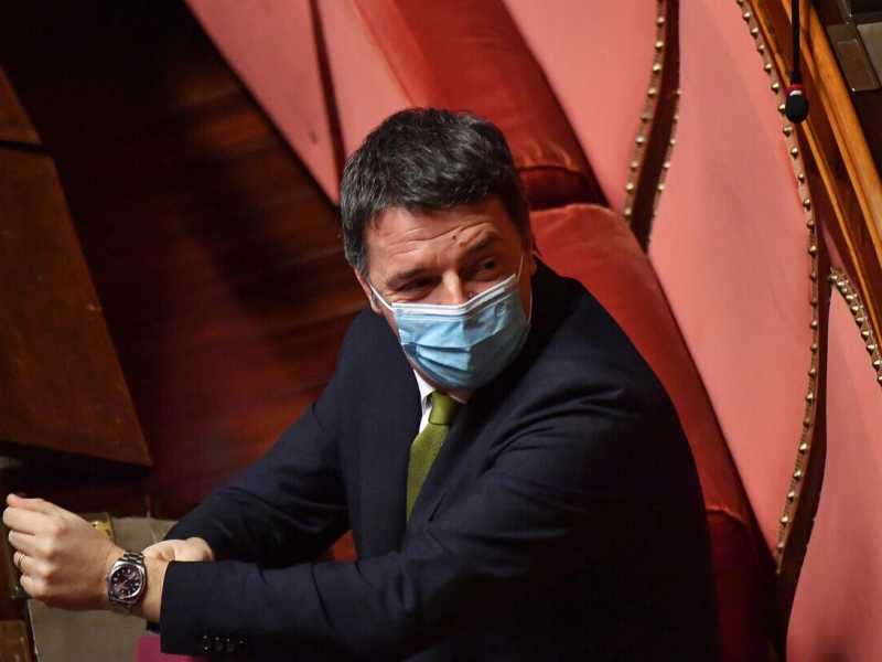 L'estremo azzardo di Renzi: non risponde alla prima chiama, poi si astiene