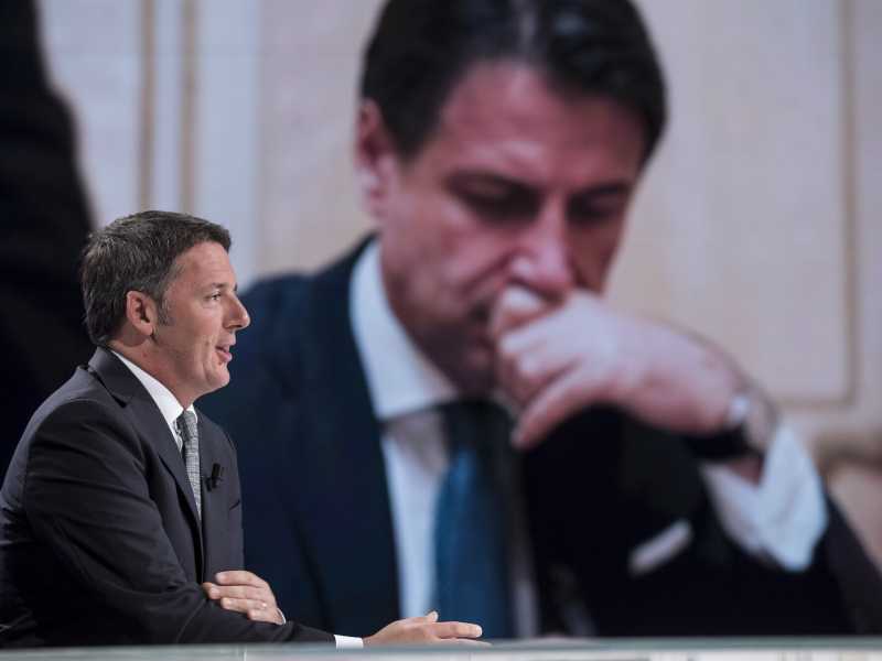 Matteo Renzi e, sullo sfondo, il premier Giuseppe Conte (foto LaPresse)