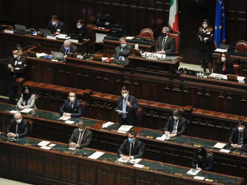 Il Conte-Sturzo: "Ai volenterosi e disponibili". E ha cambiato foto su Whatsapp