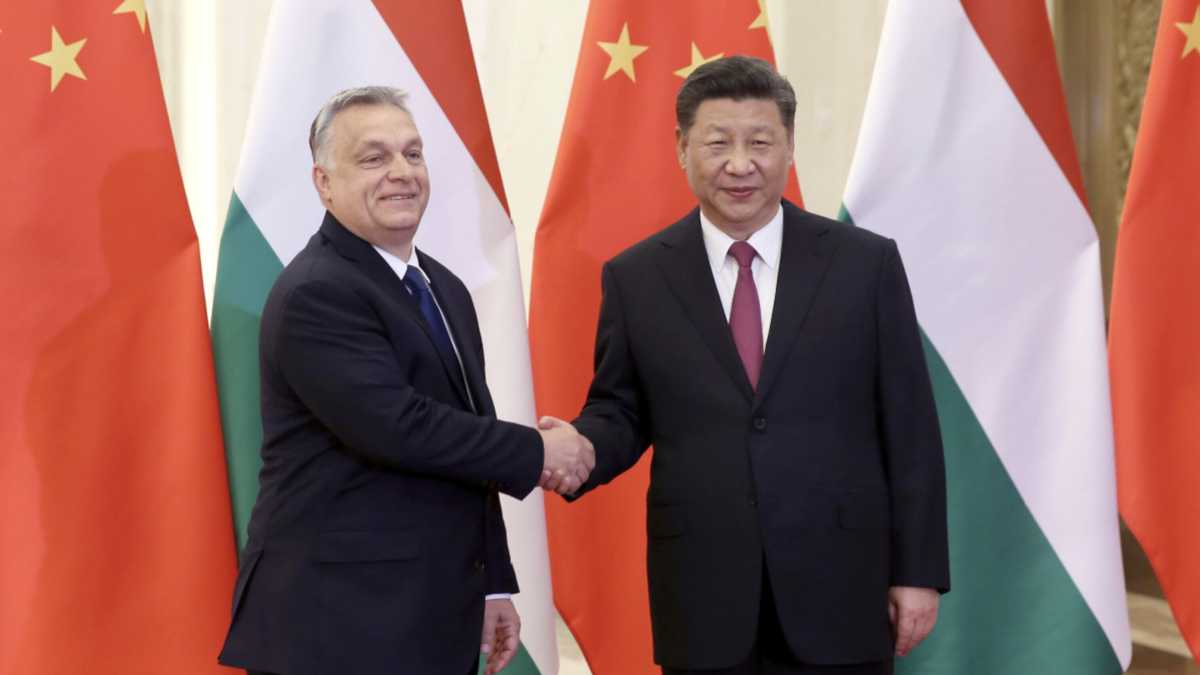 Immagine di Orbán tira a est