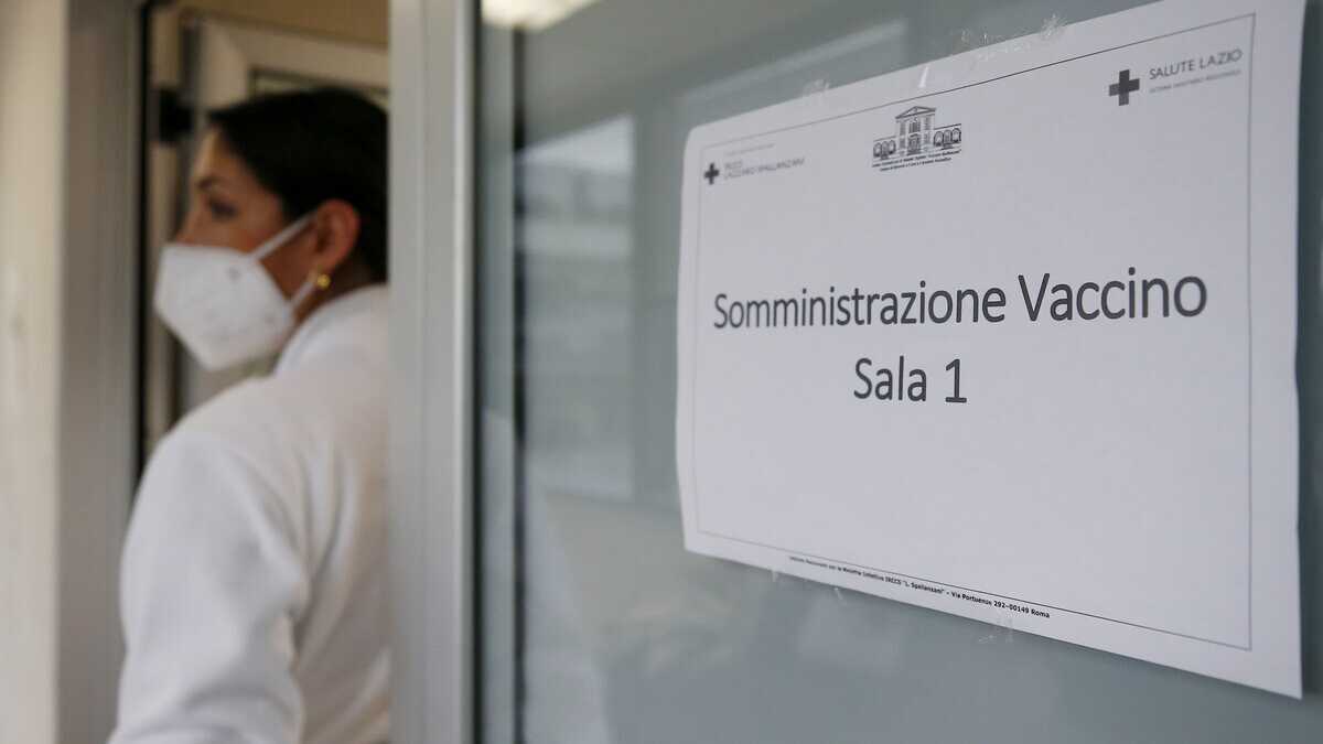 Immagine di È meglio vaccinare prima i soggetti più a rischio o quelli più contagiosi?