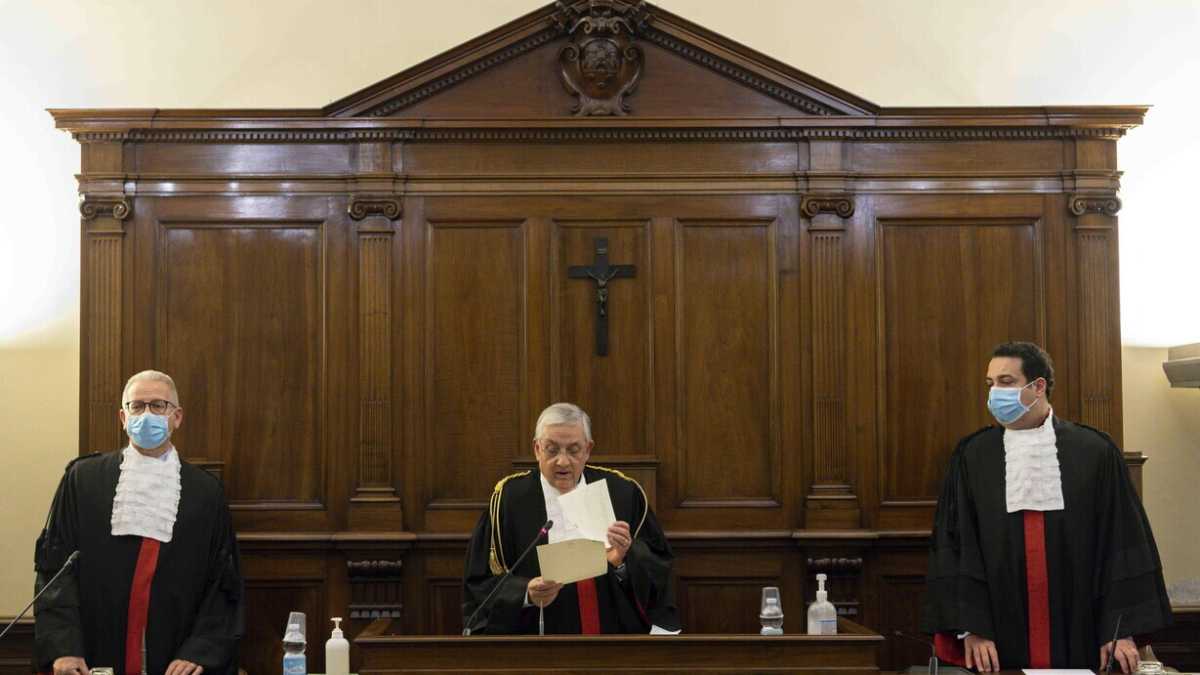 Immagine di Tintinnano le manette in Vaticano