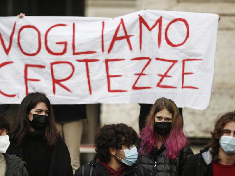 Studenti delle superiori protestano davanti al Ministero dell'Istruzione (LaPresse)&nbsp;<br />
