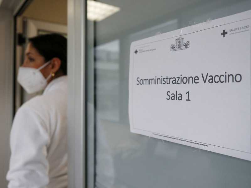 È meglio vaccinare prima i soggetti più a rischio o quelli più contagiosi?
