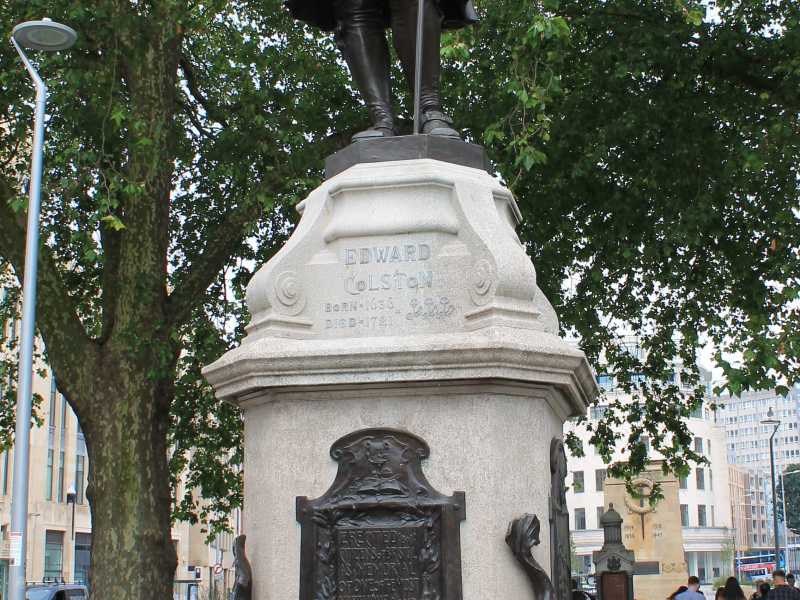 Bristol. La statua di Edward Colston, mercante britannico del '600, prima di venire abbattuta dai manifestanti il 7 giugno 2020 (foto Wikipedia)