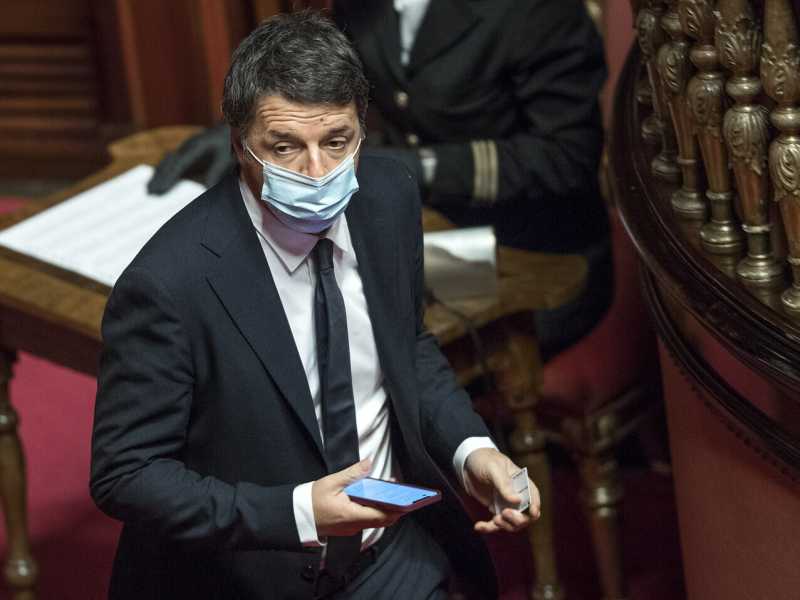 La resistenza di Renzi e Iv: "Torneranno da noi". E va dal barbiere
