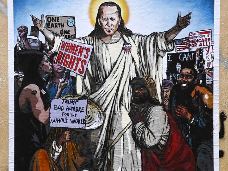 Lo street poster di Joe Biden in versione salvatore, apparso in questi  giorni nel quartiere romano di Trastevere (autore sconosciuto; foto  ANSA/Riccardo Antimiani)