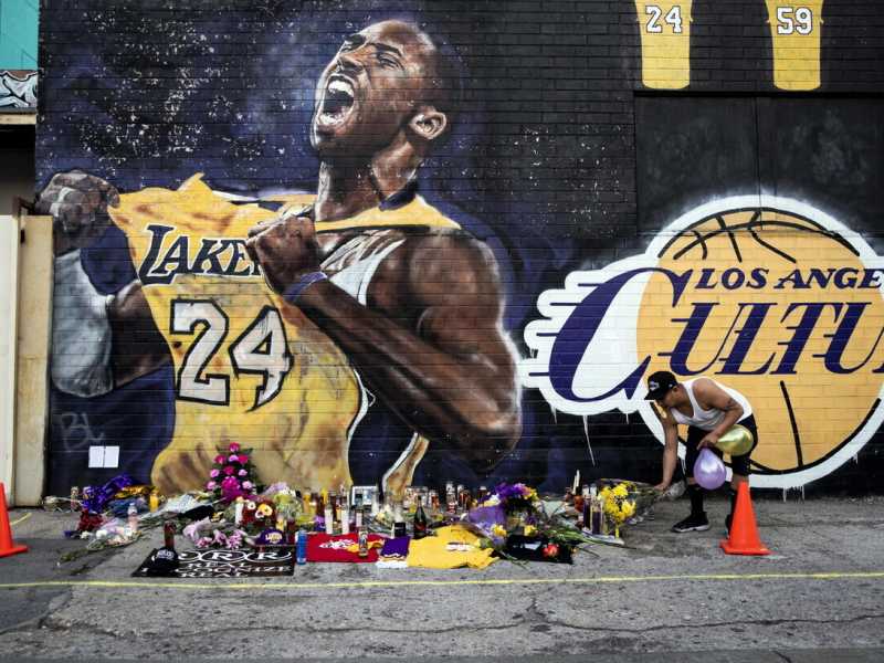Murales di Bryant nei pressi dello Staples Center di Los Angeles, la casa dei Lakers, vera e propria meta di pellegrinaggio dopo la morte del campione (foto EPA/Etienne Laurent)