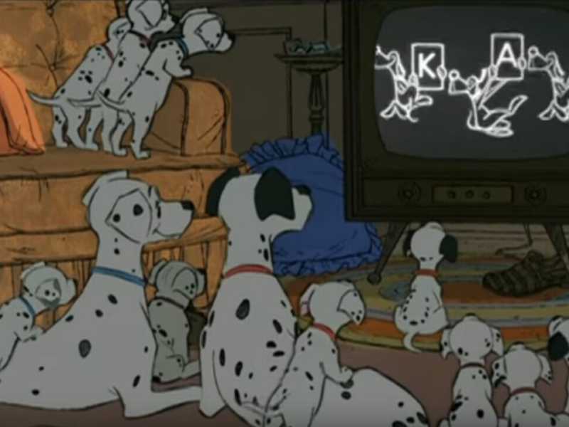 Oggi come ieri, la famiglia riunita davanti alla tv. Cani compresi (da <em>La carica dei 101</em>, 1961)